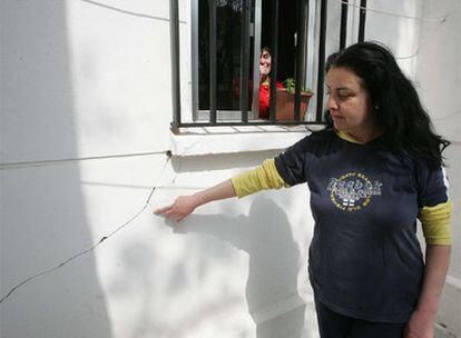 Una vecina muestra una de las grietas que se han abierto en las viviendas de La Guita.