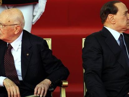 El pol&iacute;tico italiano Silvio Berlusconi (der) y junto al presidente del pa&iacute;s, Giorgio Napolitano, en junio de 2010.