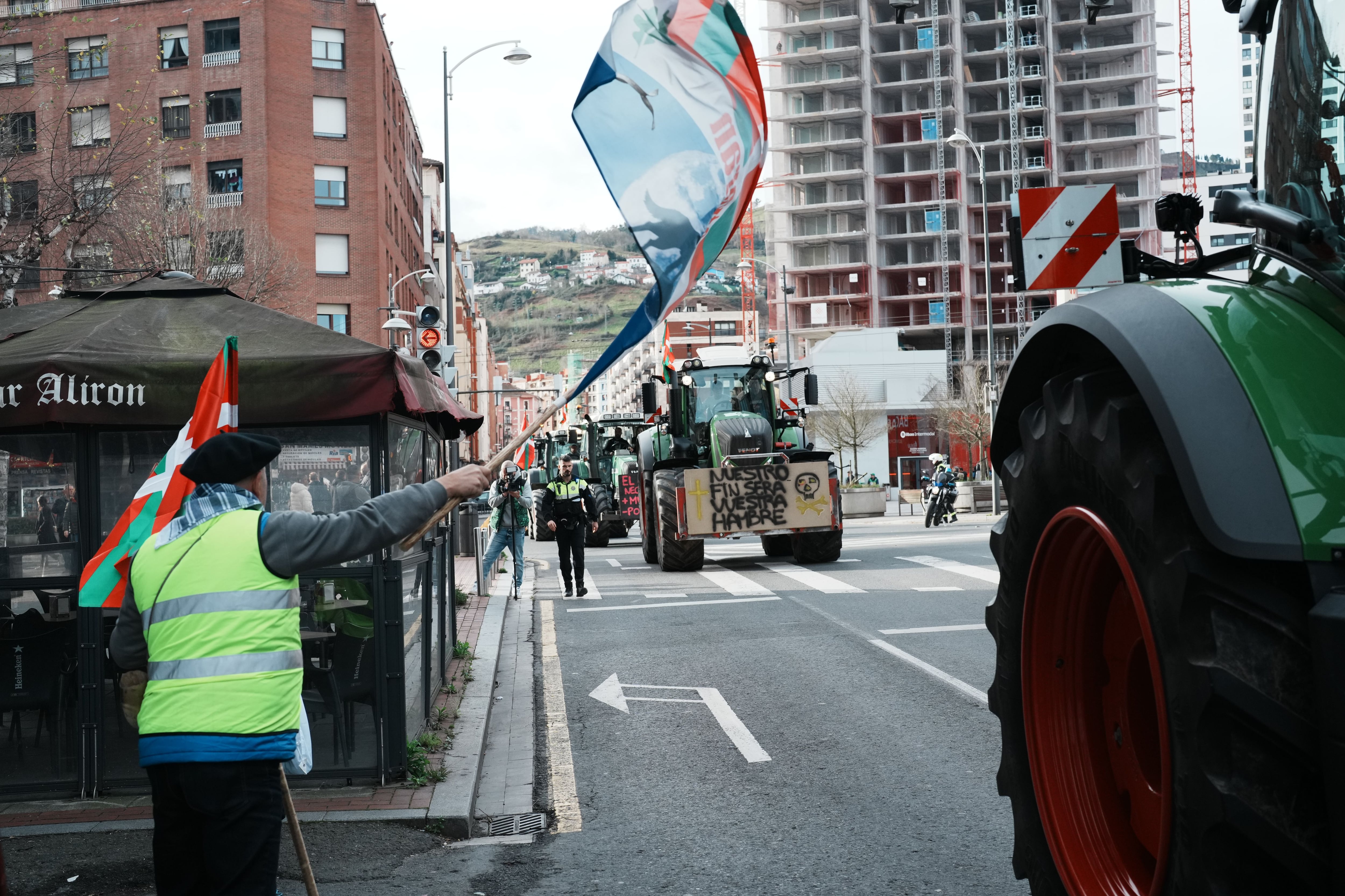 Tractores en las calles de Bilbao este viernes. 