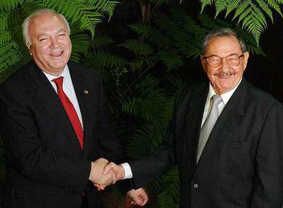 Moratinos saluda al presidente cubano en funciones, Raúl Castro, con quien se ha reunido hoy en el Palacio de la Revolución de La Habana.
