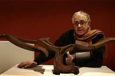 Martín Chirino, con su obra <i>Paisaje mediterráneo III </i><b>(1975),</b> en el IVAM.