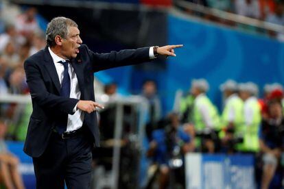 El técnico de Portugal Fernando Santos reacciona durante el partido.