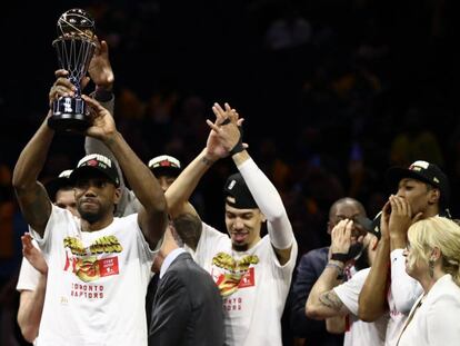 Kawhi alza el trofeo al mejor jugador de la temporada, MVP, junto a Bill Rusell. En vídeo, declaraciones del jugador.