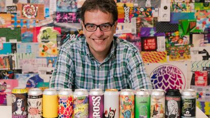 Xavi García, experto en cervezas, en la tienda de cervezas artesanales Okasional Beer de Barcelona.