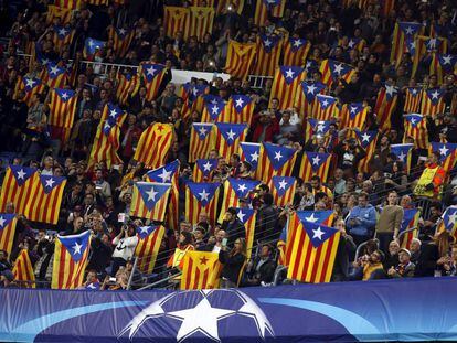 Aficionados del Barça muestran esteladas en un partido de la pasada temporada de la Champions League