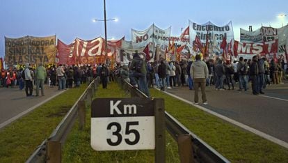 Manifestantes en la autopista Panamericana, Buenos Aires, el 28 de agosto