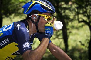 Contador bebe durante la etapa.