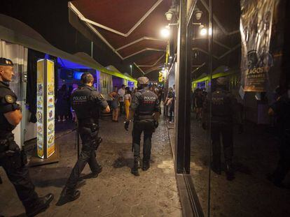 Agentes del a Brigada Móvil patrullan en el Port Olímpic.