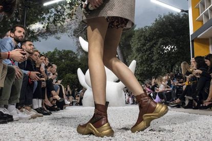 Una modelo durante el desfile de la colección Crucero de Louis Vuitton, celebrado el pasado mayo.