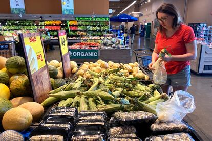 Una persona hace la compra en un supermercado en Glenview (Illinois), en una imagen de archivo.