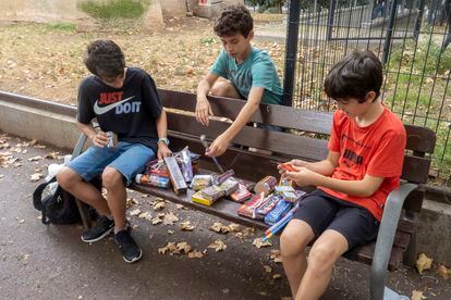Un grupo de niños con los petardos adquiridos para la verbena de Sant Joan.