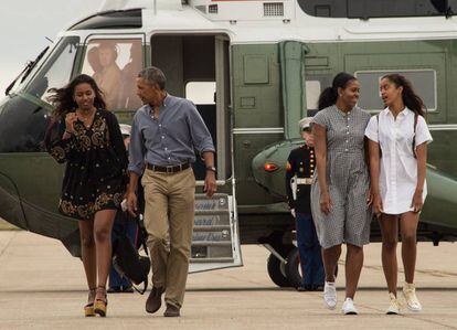 La familia Obama al completo, en agosto pasado en la base aérea de cabo Cod en Massashusetts.