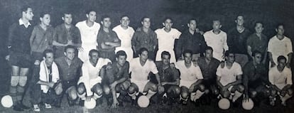 Arriba, de derecha a izquierda, Ramallets, Bosch, Gracia, Marquitos, Argilés, Muñoz, Sampedro, Lesmes, Berasaluce, Di Stéfano, Visa, Tejada y Gento. Abajo: Mur (masajista), Casamitjana, Joseíto, Benavides, Rial, Villaverde, Zárraga, Arcas, Atienza, Biosca y Kopa.