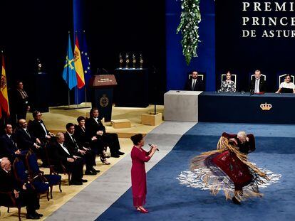 Singer Carmen Linares, left, and dancer Maria Pages perform after being awarded with Prince of Asturias Award for Arts during the 2022 Princess of Asturias Awards ceremony in Oviedo, northern Spain, Friday, Oct. 28, 2022. The awards, named after the heir to the Spanish throne, are among the most important in the Spanish-speaking world. (AP Photo/Alvaro Barrientos)
