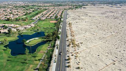 Vista aérea de un conjunto residencial y campo de golf en medio del desierto de Palm Springs, California.