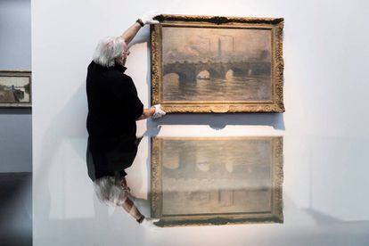 Imagen del cuadro 'El puente de Waterloo' de Claude Monet en la sala de la exposición de las obras de Cornelius Gurlitt en Berna el pasado abril. 