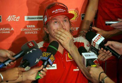 Kimi Raikkonen atiende a la prensa tras finalizar la segunda sesión de entrenamientos libres para el Gran Premio de Abu Dabi en 2009. Tras una temporada alejado de la Fórmula 1, el finlandés regresó la temporada pasada con Lotus.