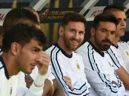 Lionel Messi, ante Chile, sonriendo en la banca.