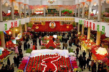 Sala adornada en Pyongyang con 23.000 kimjongiglias, flores que reciben el nombre del líder, preparada para la celebración del cumpleaños.