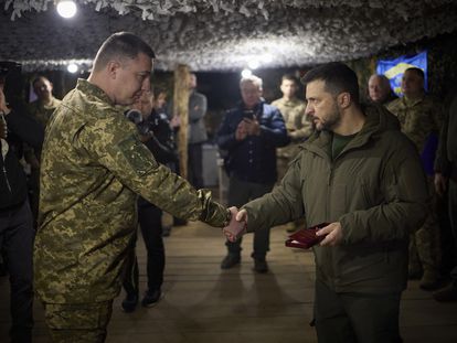 El presidente ucranio, Volodímir Zelenski, visitaba el 27 de marzo a una brigada en la región de Sumy, en el este de Ucrania.