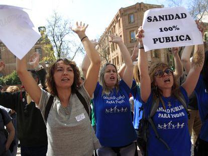 Manifestantes frente a la sede madrileña de la empresa sanitaria.
