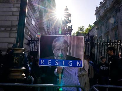 Un hombre con un cartel que exigía la dimisión de Johnson, el viernes frente a Downing Street, en Londres.
