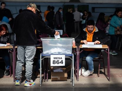 Un ciudadano chileno deposita su voto en una de las urnas instaladas para las elecciones del pasado 7 de mayo.