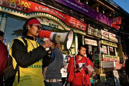 El activista y poeta Tenzin Tsundue llama a la manifestación de protesta en McLeod Ganj por la situación que se está viviendo en el interior de Tibet.