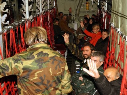 Sobrevivientes, en un avi&oacute;n C-130 de la Fuerza A&eacute;rea griega a su regreso de Bari (Italia) a Atenas (Grecia) este lunes