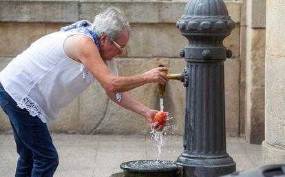 Una mujer lava un tomate en Gernika, durante la fiesta de San Roque.