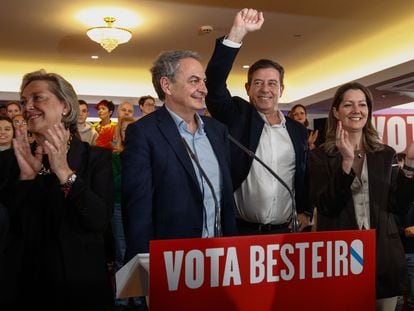 El candidato socialista a la presidencia de la Xunta, José Ramón Gómez Besteiro (con la mano levantada), y el expresidente del Gobierno José Luis Rodríguez Zapatero, durante un acto este martes en Lugo.