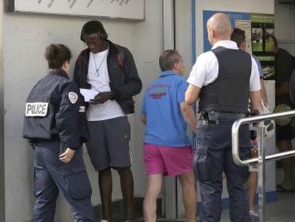 Cientos de subsaharianos se quedan atrapados en la localidad guipuzcoana ante la presión de la policía francesa