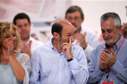 Alfredo Pérez Rubalcaba trata de contener las lágrimas durante la ovación de los miembros del partido. En la imagen con Elena Valenciano y José Antonio Griñán.