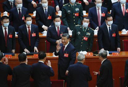 El presidente chino, Xi Jinping (en el centro), saluda al final de la ceremonia de apertura.