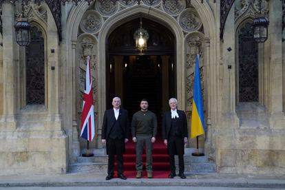 El presidente de la Cámara de los Comunes, Lindsay Hoyle, y el presidente de la Cámara de los Lores, Lord McFall, dan la bienvenida al presidente de Ucrania, Volodímir Zelenski, en la Abadía de Westminster, este miércoles.