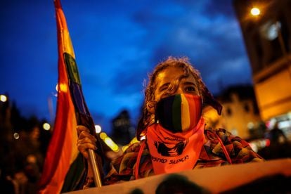 Una manifestante durante una protesta contra los asesinatos de las personas transgénero en Colombia, en Bogotá, Colombia 3 de julio de 2020.