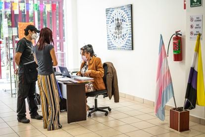 Two people ask for information at the Trans Clinic in Mexico City.