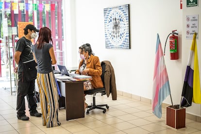 Dos personas piden información en la recepción de la clínica.