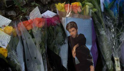 Mensajes entre flores y velas afuera de la casa de George Michael en Inglaterra.