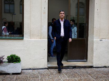 El presidente del Gobierno, Pedro Sánchez, a la salida del colegio electoral, este domingo. 