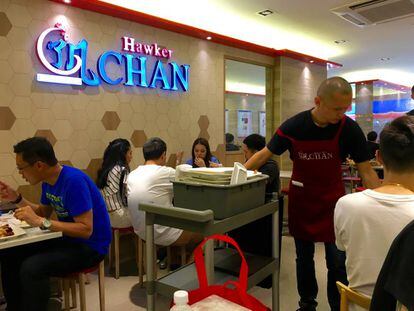 PERSONAL AUXILIAR RECOGIENDO DESPERDICIOS EN EL COMEDOR DEL HAWKER CHAN / CAPEL
