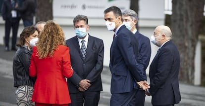 El presidente del Gobierno, Pedro Sánchez (3d) acompañado de la presidenta de la diputación de Pontevedra, Carmela Silva (de rojo), y otros miembros, mantienen una conversación durante el acto de clausura del II Foro La Toja-Vínculo Atlántico celebrado en la Isla de Toja, Pontevedra, Galicia, (España), este sábado.