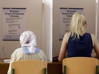 Dos letonas escogen sus papeletas para las europeas en Riga.