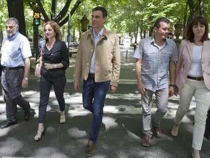 El secretario general del PSOE, Pedro S&aacute;nchez, en el centro, junto a Cristina Gonz&aacute;lez y Peio L&oacute;pez de Munain, a su derecha, adem&aacute;s de Idoia Mendia y el alcalde de Iru&ntilde;a de Oca, Javier Garc&iacute;a.