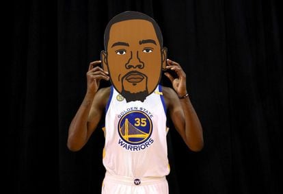 Kevin Durant, fichaje estrella de los Golden State Warriors, posa con una careta ocultándole el rostro.