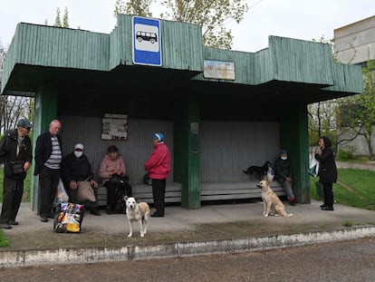 Varios viajeros aguardaban en la parada del autobús en Varnita, el pueblo fronterizo entre Transnistria y Moldavia, el 28 de abril.