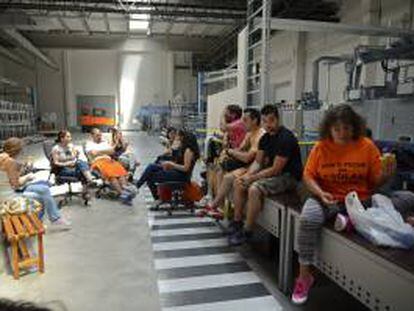 Un grupo de trabajadores de T-Solar durante el encierro en el interior de la fábrica situada en el Parque Tecnológico de Galicia (San Cibrao das Viñas-Ourense), que han ocupado de forma "indefinida" para evitar que se desmantele la planta de gases, un área fundamental para su funcionamiento. EFE/Archivo