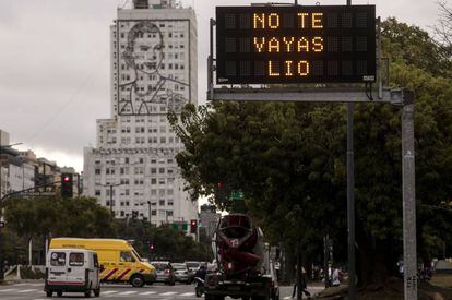 Un cartell de trànsit a l'avinguda 9 de Juliol de Buenos Aires.