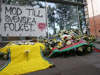 Flores en el lugar donde el 16 de octubre un terrorista asesinó a dos ciudadanos suecos en Bruselas.