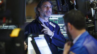 Inversores trabajan en la Bolsa de Nueva York al final de la campana del lunes 24 de abril.